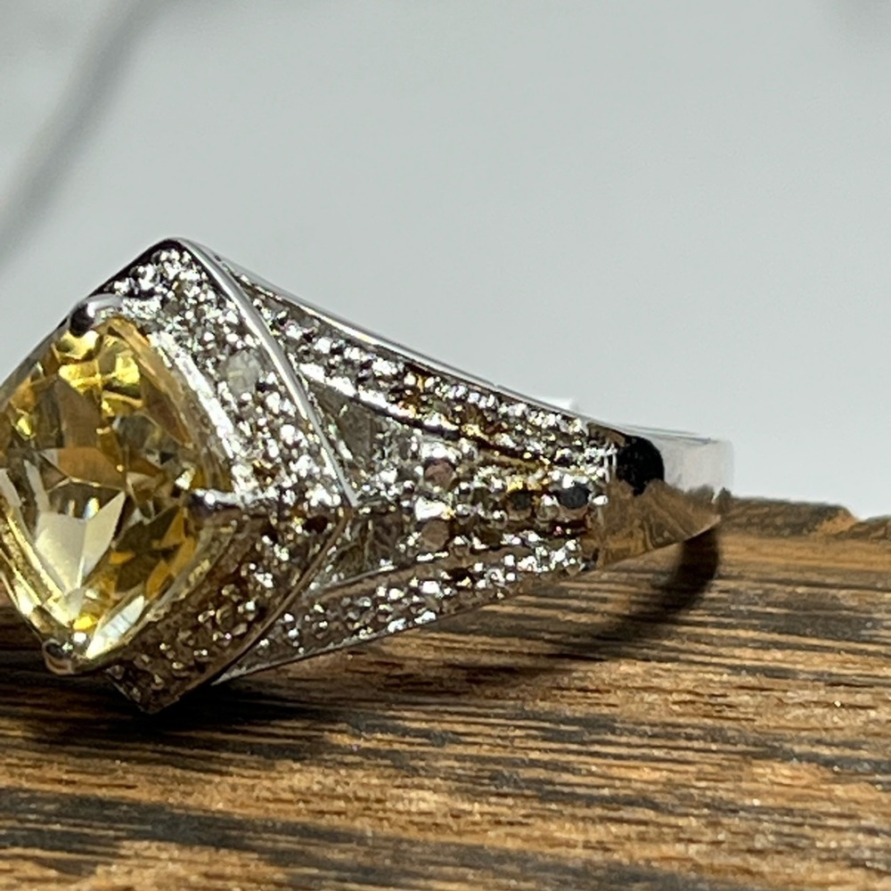 Radiant Elegance: 2.59 Carat Citrine and Diamond White Gold Ring - Picture 10 of 14